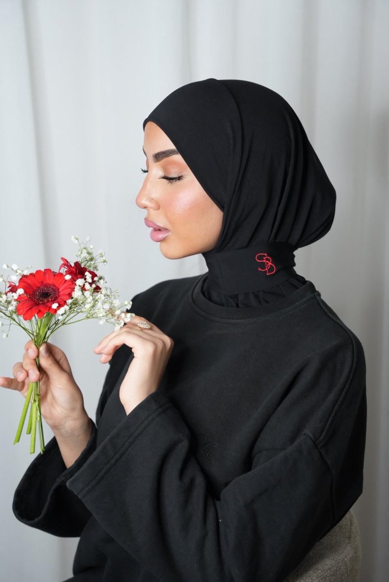Hijab jersey premium brodé main noir et rouge BySB Signature